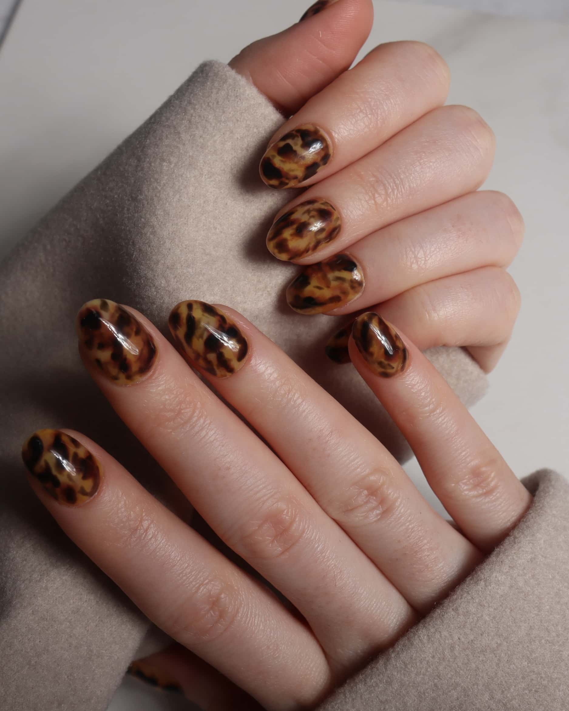 Inglass nails classic tortoiseshell nails. Tortoiseshell nail art. Fall 2025 nails. Reusable nail extensions set. 