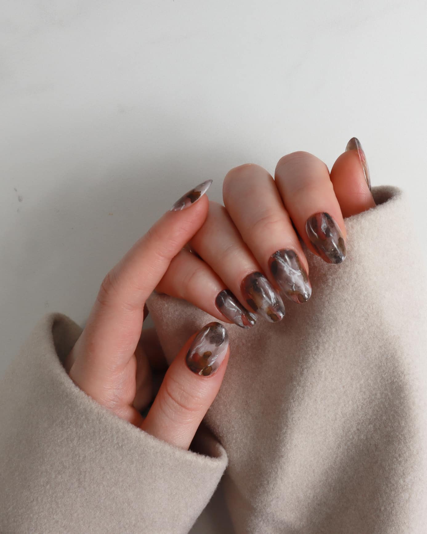 Marble nails. Reusable nail extensions by Inglass nails.